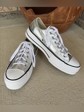 🍒💣 Silver metallic platform low top converse